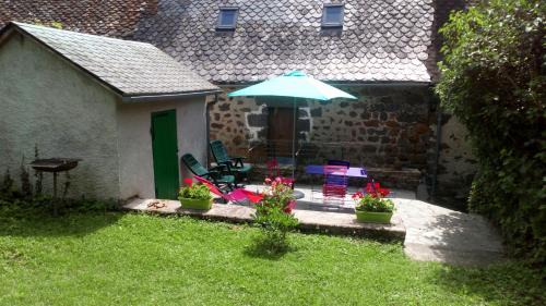 Saint-Projet-de-Salers House | Pet-Friendly La Maisonnette: Guest Rated 9.2/10