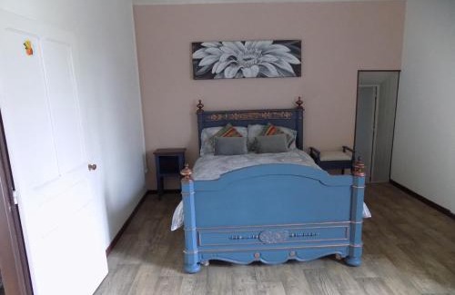 Les Adjots House | Cozy La Maisonnette: Family-Friendly Retreat with High Ratings