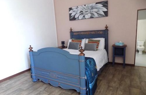 Les Adjots House | Cozy La Maisonnette: Family-Friendly Retreat with High Ratings
