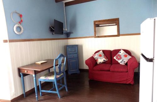Les Adjots House | Cozy La Maisonnette: Family-Friendly Retreat with High Ratings