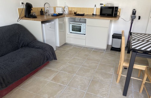 Saint-Aignan House | Guest Rated: La maisonnette La Gitonniére with Family Kitchen