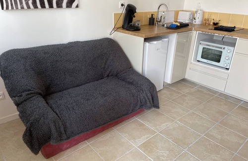Saint-Aignan House | Guest Rated: La maisonnette La Gitonniére with Family Kitchen