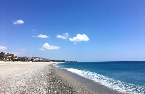 Marina di Gioiosa Ionica Apartment | Inviting La Mansarda: Oceanfront Retreat with Private Beach