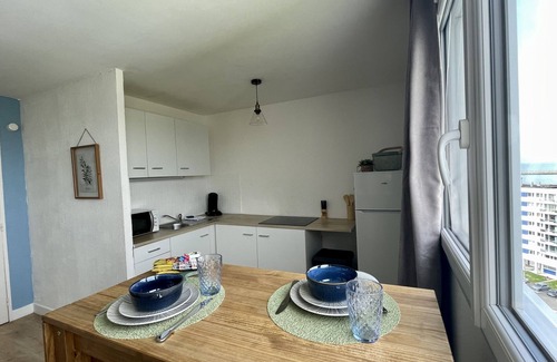 Port Apartment | La Marina Studio: Ensuite with Bath & Harbour View