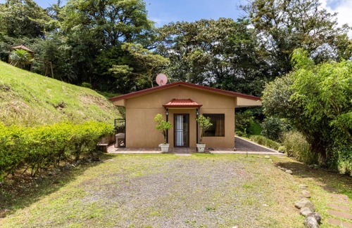Angeles Sur Apartment | Pet Friendly Getaway: La Martinita Cottage in San Ramon