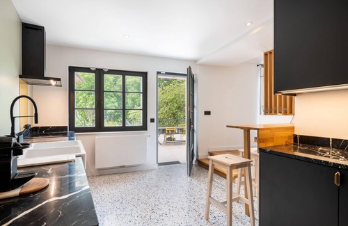 Saint-Didier-au-Mont-d'Or Villa | Relaxing Village House with Pool - Ideal Family Escape