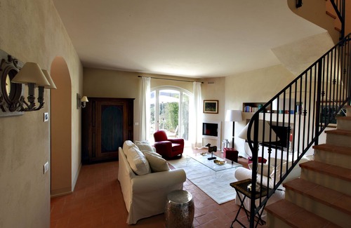 Gavorrano House | Discover La Mimosa: Golf Course Retreat Near Pristine Beaches