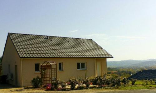 Cublac House | La Mirabelle: Comfort and Scenic Views Await You