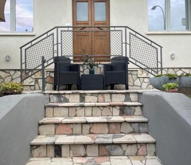 Rivoltella Apartment | Discover La Mirage: Family-Friendly Getaway with Hot Tub
