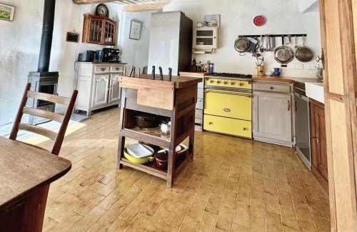 Caseneuve House | La Mistraline, 2 bedrm 2 bath house in the heart of Provence