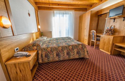 Malosco Hotel | Discover La Montanina Hotel: Poolside Bliss in Val di Non