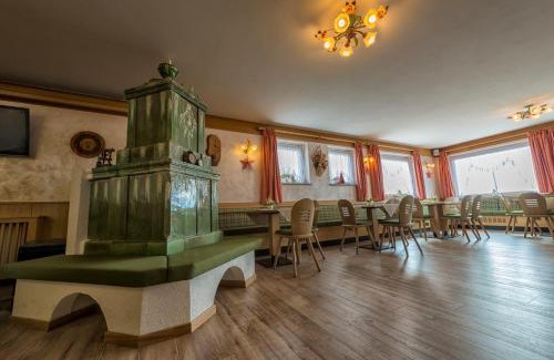 Malosco Hotel | Discover La Montanina Hotel: Poolside Bliss in Val di Non