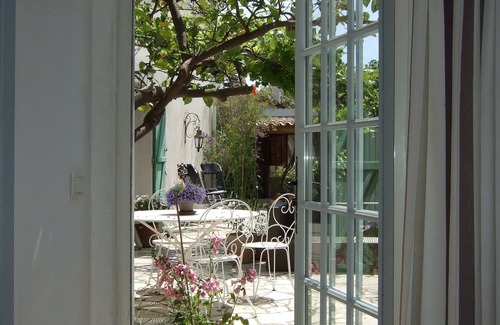 Mandelieu-la-Napoule Beach Apartment | Sunny Garden Studio by the Sea with Oceanfront Amenities