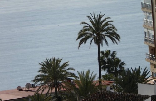 Torremolinos City Centre Apartment | La Nogalera Complex: Oceanfront Apartment with Free WiFi