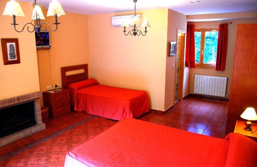 Palomera Hotel | Pet-Friendly Getaway at La Noguera with Breakfast Included