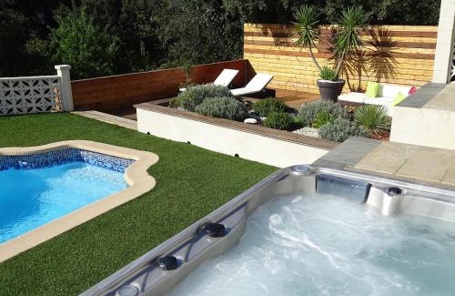 Sainte-Anastasie-sur-Issole Villa | Indulge in La Pépite d'Amour: Spa, Pool & Ocean Views