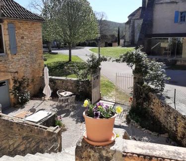 Les Arques Bed & Breakfast | Pet-Friendly Retreat at La P'tite Place with Breakfast