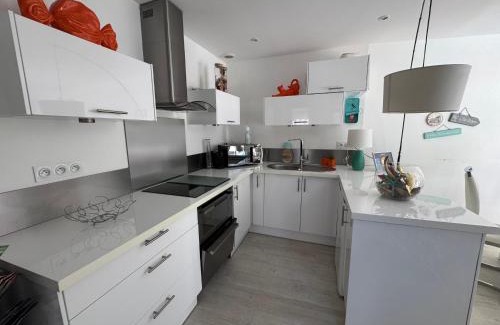 Vannes House | La Palmeraie: Oceanfront Getaway with Pool & Restaurant
