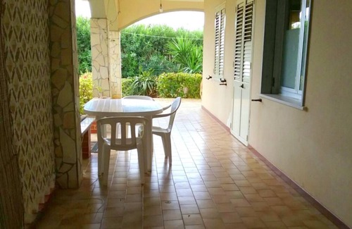 Gallina Apartment | La Palmina: Cozy Studio Steps from the Beach Awaits