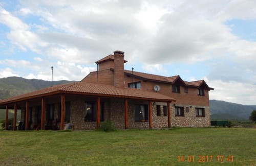 Chacabuco Department House | Highly Rated La Palmita: Family-Friendly with Hot Tub