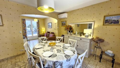 La Palmyre Villa | La Palmyre: Cozy Individual Home with WiFi & Pet Friendly