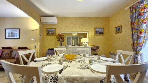 La Palmyre Villa | La Palmyre: Cozy Individual Home with WiFi & Pet Friendly