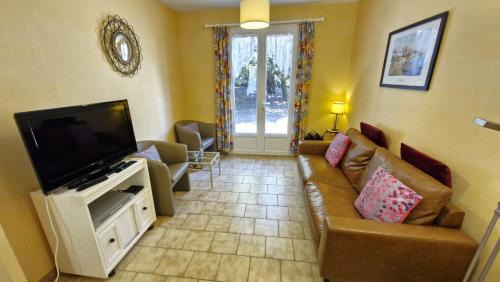 La Palmyre Villa | La Palmyre: Cozy Individual Home with WiFi & Pet Friendly