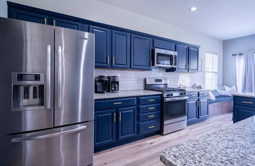 Edmond House | La Paloma - Modern Decor & Pet-Friendly Comfort Awaits