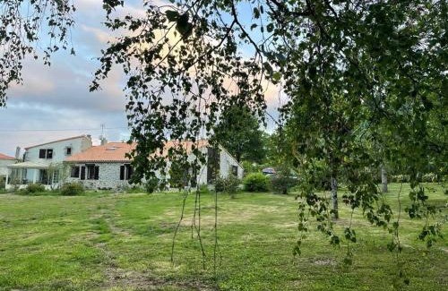 Saint-Etienne-du-Bois Bed & Breakfast | Outstanding La Parenthèse: Family & Pet-Friendly Retreat
