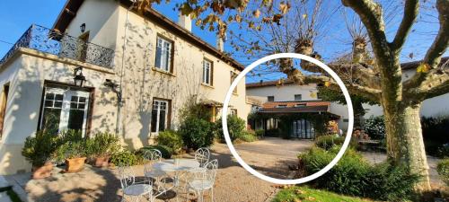Fleurieu-sur-Saone Apartment | Indulge in La Parenthèse: Family-Friendly Garden Retreat