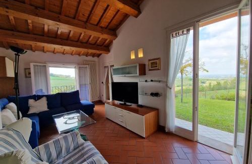 Oriolo dei Fichi Bed & Breakfast | Relax at La Pasqualina B&B with Oceanfront Pool Access