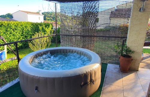 Forcalquier House | Tranquil La Pastourelle Villa: Family-Friendly Retreat