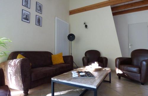 Saintes House | Serene La Patte Charentaise: Free Parking & City Calm