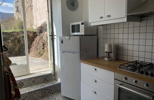 Villeneuve-dʼAllier House | Family-Friendly Retreat at La Pause by the Water's Edge