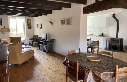 Villeneuve-dʼAllier House | Family-Friendly Retreat at La Pause by the Water's Edge