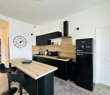 Le Teil Apartment | Ideal Family Retreat: Charmant Appartement T4 Awaits