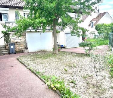 Moussy-le-Vieux Apartment | Cozy La Perle Hotel Near Roissy CDG & Major Attractions