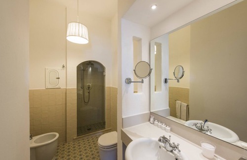 Capitolo Hotel | Indulge in Elegance at La Peschiera - 5 Star Retreat