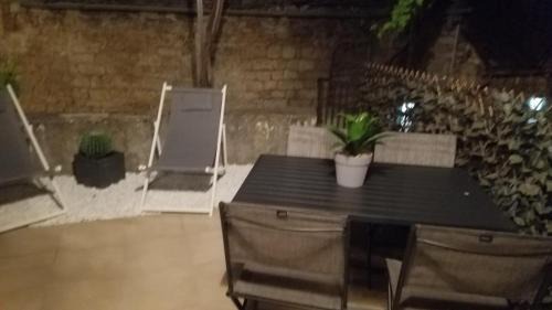 Saint-Chely-du-Tarn House | Relaxing Getaway at La Petite Maison d'Arnal with Ocean View