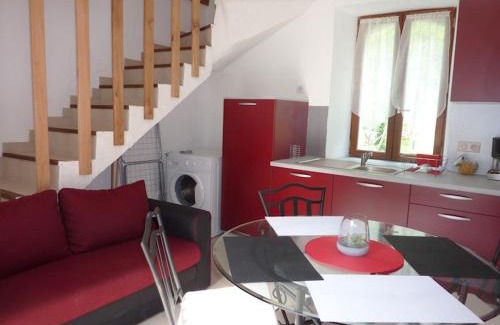 Saint-Chely-du-Tarn House | Relaxing Getaway at La Petite Maison d'Arnal with Ocean View