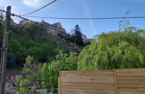 Avallon House | Cozy La Petite Maison Dans la Vallée: Pet-Friendly Retreat