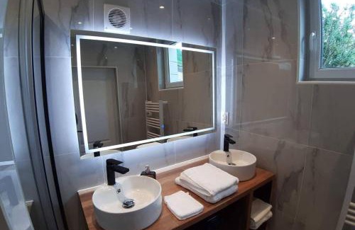 Avallon House | Cozy La Petite Maison Dans la Vallée: Pet-Friendly Retreat