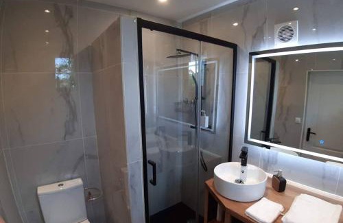 Avallon House | Cozy La Petite Maison Dans la Vallée: Pet-Friendly Retreat