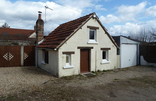 Salbris House | Cozy La Petite Maison en Sologne: Pet-Friendly Retreat