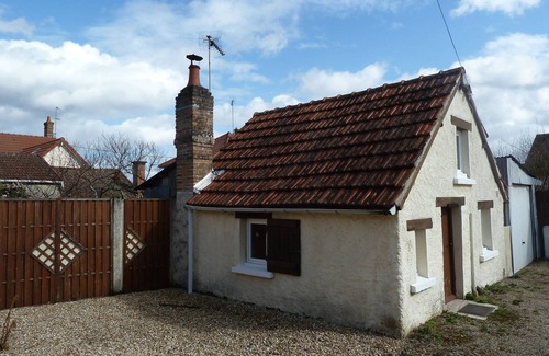 Salbris House | Cozy La Petite Maison en Sologne: Pet-Friendly Retreat