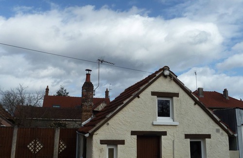 Salbris House | Cozy La Petite Maison en Sologne: Pet-Friendly Retreat