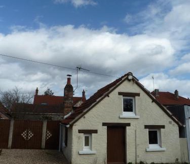 Salbris House | Charming La Petite Maison en Sologne: Pet-Friendly Retreat