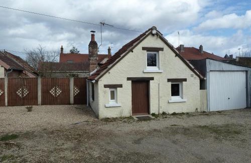 Salbris House | Charming La Petite Maison en Sologne: Pet-Friendly Retreat