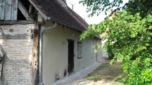 Theillay House | Pet-Friendly Haven: La Petite Maison with Perfect Ratings