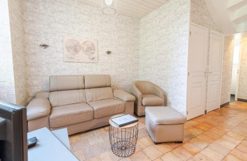 Nazelles-Negron House | Discover La Petite Maison: Family-Friendly Hilltop Retreat